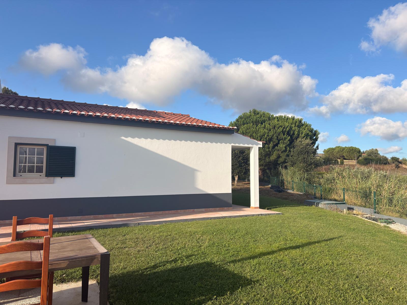 Garden and countryside beside Casa do Horizonte